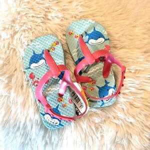 5 for $10 🥳 Kids blue and pink shark flip flop sandals